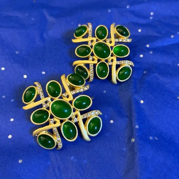 Vintage-inspired gold-tone statement earrings featuring rich green cabochon - Picture 3 of 5
